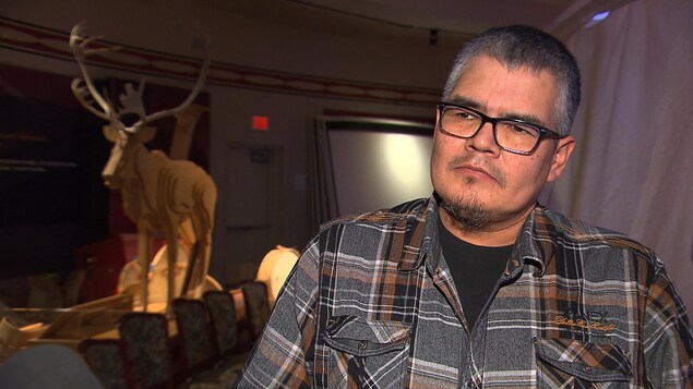 Rodrigue Wapistan, chef du conseil de bande de Nutashkuan, en entrevue au musée Shaputuan à Uashat Rodrigue Wapistan, chef du conseil de bande de Nutashkuan, en entrevue au musée Shaputuan à Uashat