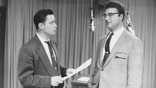 Jean Dumas Roger Lemelin discutant dans un studio.
