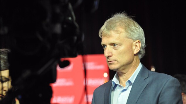 Roger Melanson avant de s'entretenir avec un journaliste. Roger Melanson avant de s'entretenir avec un journaliste.