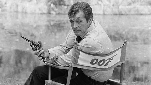L'acteur Roger Moore sur un plateau de tournage