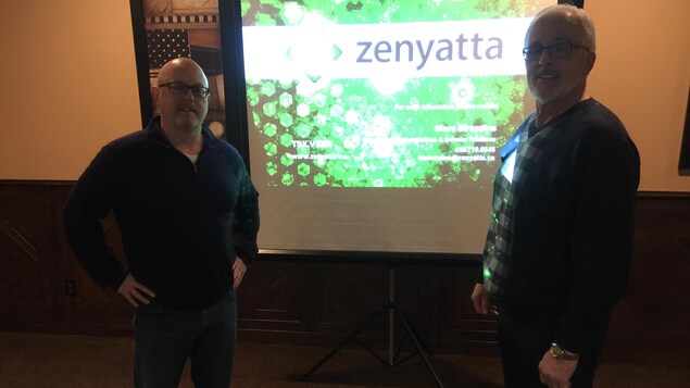 Le maire de Hearst, Roger Sigouin, avec un représentant de la compagnie minière Zenyatta Ventures. Le maire de Hearst, Roger Sigouin, avec un représentant de la compagnie minière Zenyatta Ventures.