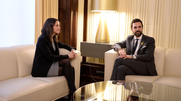 Inés Arrimadas et Roger Torrent, assis sur des divans. Inés Arrimadas et Roger Torrent, assis sur des divans.