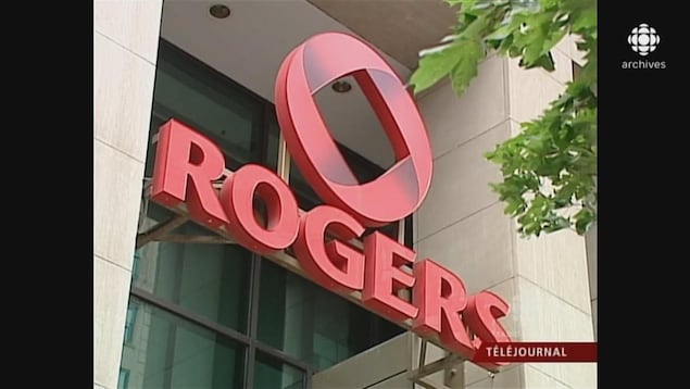 Enseigne avec l'insigne et le logo de Rogers devant le bâtiment de son siège, à Montréal.