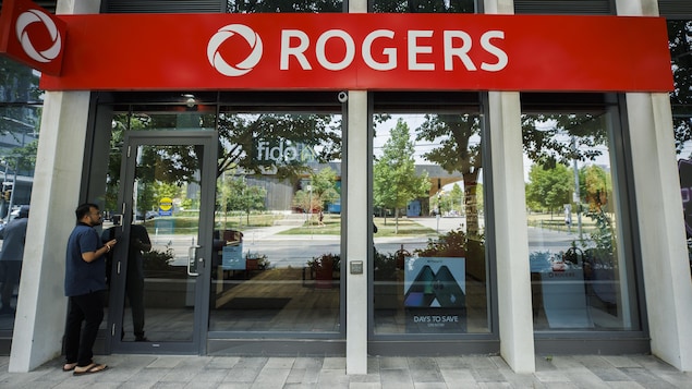 Le PDG de Rogers présente ses excuses aux clients touchés par la panne généralisée