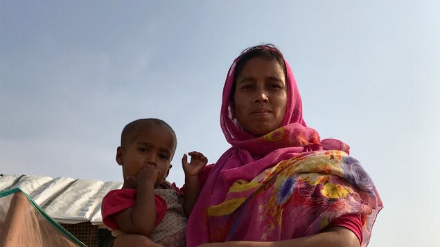 Une mère avec l'un de ses enfants, camp de réfugiés rohingyas. Cox's Bazar, Bangladesh, novembre 2017. Une mère avec l'un de ses enfants, camp de réfugiés rohingyas. Cox's Bazar, Bangladesh, novembre 2017.