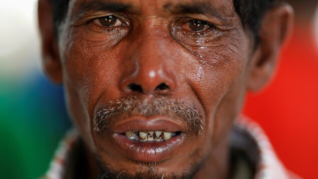 Un homme rohingya pleure