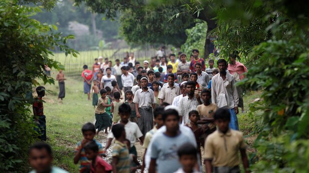 Cette photo prise en octobre 2016 montre des Rohingyas marchant dans un village situé près de Maungdaw, dans le nord de l'État d'Arakan. Cette photo prise en octobre 2016 montre des Rohingyas marchant dans un village situé près de Maungdaw, dans le nord de l'État d'Arakan.