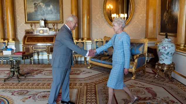Le Roi Charles III tend la main à la lieutenante-gouverneure de la Saskatchewan, Bernadette McIntyre. 


