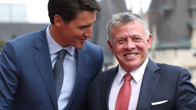 رئيس الحكومة الكندية جوستان ترودو (إلى اليسار) مستقبلاً العاهل الأردني الملك عبد الله الثاني في أوتاوا في آب (أغسطس) 2017.