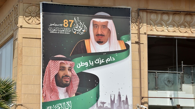Une affiche du roi Salmane et de son fils sur le mur d'un immeuble à Riyad. Une affiche du roi Salmane et de son fils sur le mur d'un immeuble à Riyad.