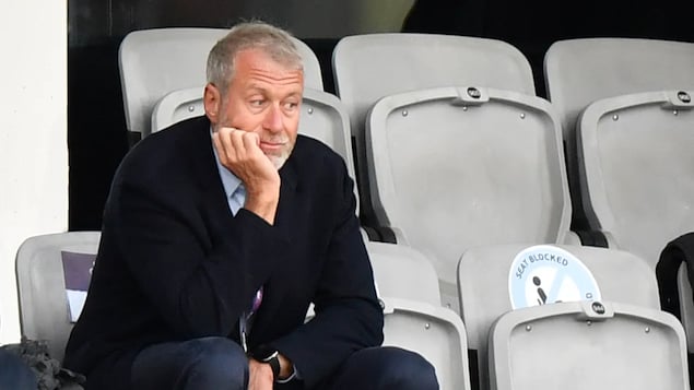 Nakaupo sa loob ng stadium si Roman Abramovich at nanonood ng soccer match.