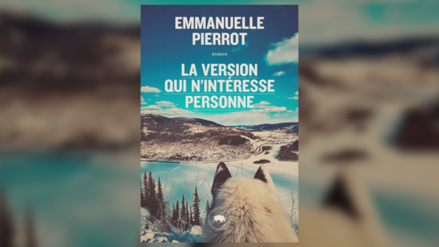 Page couverture d'un roman au paysage d'hiver, observé par un chien ou un loup, en hiver.