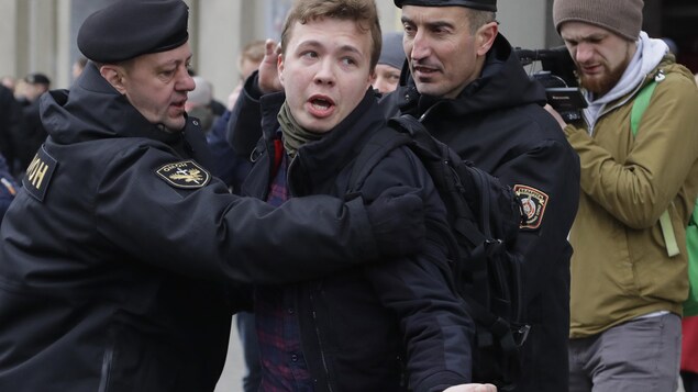 白俄羅斯獨立記者、活動人士普羅塔塞維奇（Roman Protasevich）2017年，在一次示威活動中被捕。