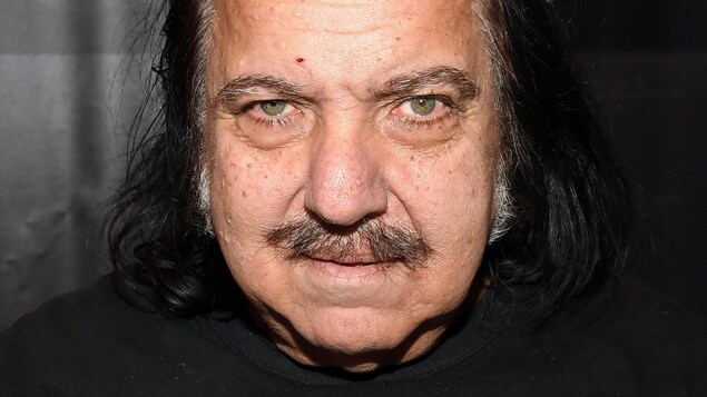 Ron Jeremy regarde la caméra d'un air mauvais