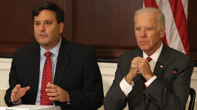 MM. Klain et Biden sont assis côte à côte et participent à un comité.