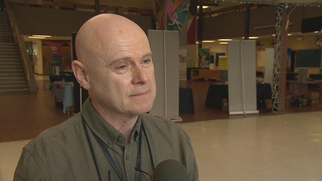 Ronald LeBlanc en entrevue dans un couloir de l'école Ronald LeBlanc en entrevue dans un couloir de l'école