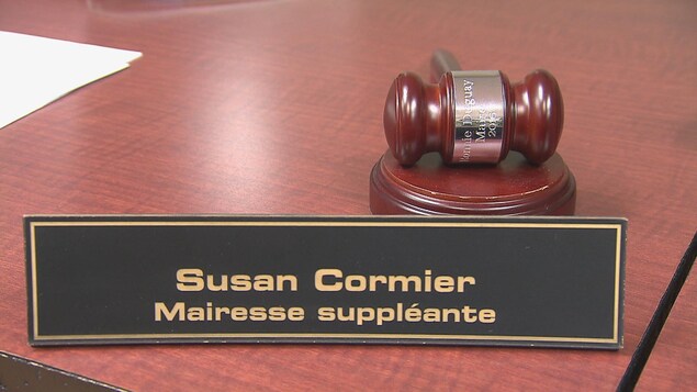 L'insigne de Susan Cormier devant la pioche du maire Ronnie Duguay. L'insigne de Susan Cormier devant la pioche du maire Ronnie Duguay.