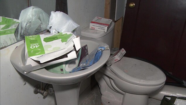 Photo de la salle de bain avec des emballages vides un peu partout Photo de la salle de bain avec des emballages vides un peu partout