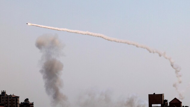 Une roquette palestinienne tirée depuis la ville de Gaza.