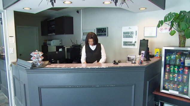 Rose Jiang au comptoir d'accueil de son motel.
