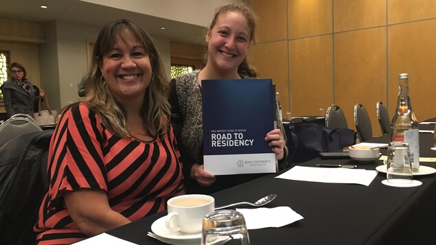 Kayla Doyle tient un prospectus de la Ross University. Kayla Doyle tient un prospectus de la Ross University.