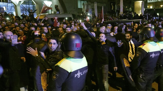 Des manifestants sont déplacés par les forces policières devant le consulat turc à Rotterdam. Des manifestants sont déplacés par les forces policières devant le consulat turc à Rotterdam.