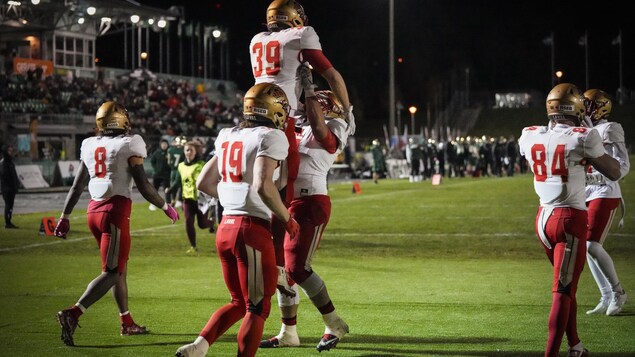 Le Rouge et Or s’impose à Sherbrooke, une 196e victoire pour Constantin