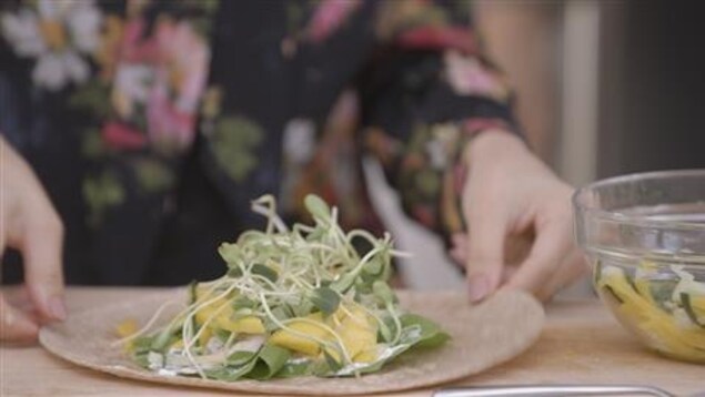 Le roulé express aux crevettes et à la mangue de Trois fois par jour Le roulé express aux crevettes et à la mangue de Trois fois par jour