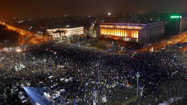 Un Demi-million De Roumains Manifestent Contre Le Gouvernement | Radio ...