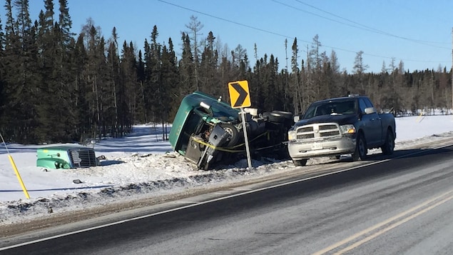 Un camion de transport renversé dans la neige sur l'accotement de la route 11 près de Greenstone, dans le Nord-Est ontarien Un camion de transport renversé dans la neige sur l'accotement de la route 11 près de Greenstone, dans le Nord-Est ontarien