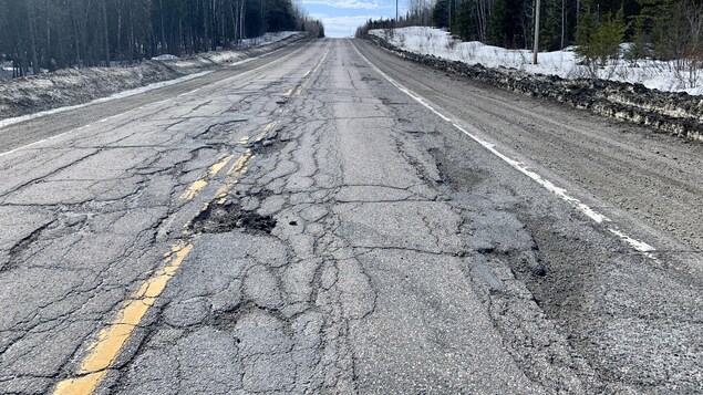 Plusieurs trous se sont formés sur la route 113 où passent les pneus des véhicules.