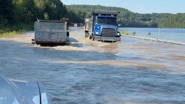 Des camions roulent dans l'eau.