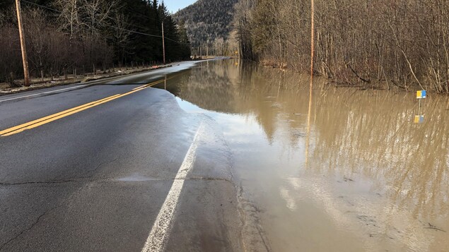 De l'eau qui s'étend en partie sur une route.