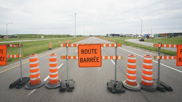 Un barrage bloque l'accès à une route.