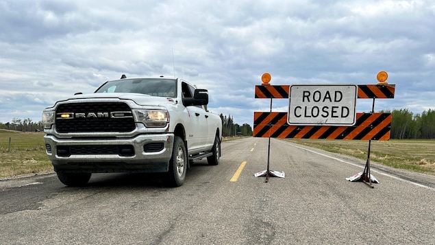 Une route est barrée près de Smeaton, en Saskatchewan, en raison des feux de forêt, le 16 mai 2025.