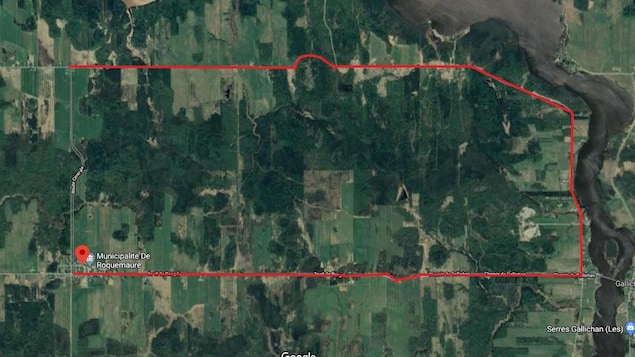 Une vue aérienne d'une route avec un tracé rouge.