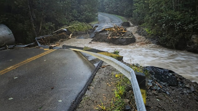 Des routes bloquées et des résidents pris au piège par les inondations en Nouvelle-Écosse