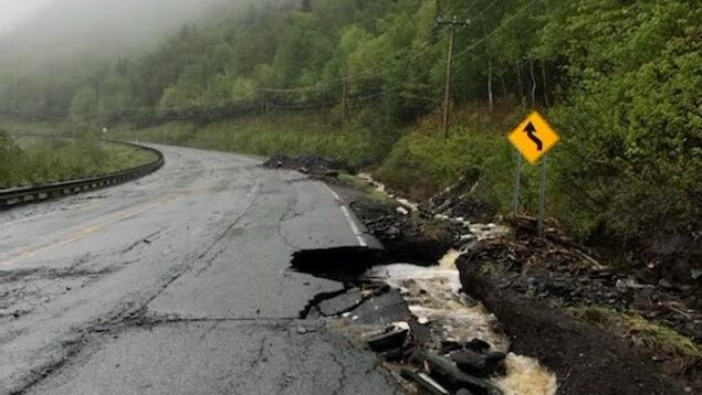 La route est endommagée dans le secteur de Sainte-Madeleine-de-la-Rivière-Madeleine, en Haute-Gaspésie.