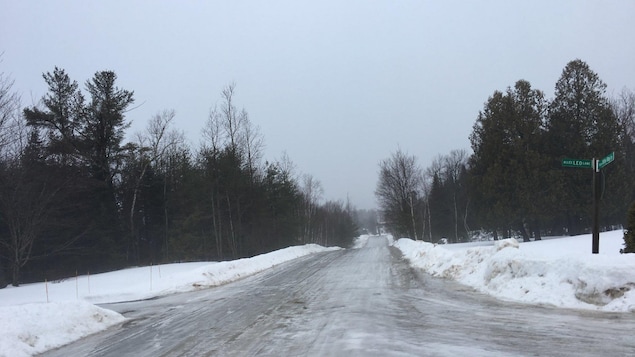 Des routes rurales, comme ici à Hanwell, près de Fredericton, sont devenues de véritables patinoires. Des routes rurales, comme ici à Hanwell, près de Fredericton, sont devenues de véritables patinoires.