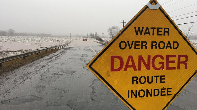 Une route fermée par une inondation