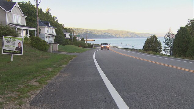Un véhicule sur une route et le fleuve en arrière-plan. Un véhicule sur une route et le fleuve en arrière-plan.