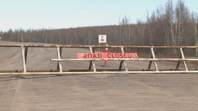 La barricade à l'entrée de l'autoroute à Inuvik. La barricade à l'entrée de l'autoroute à Inuvik.