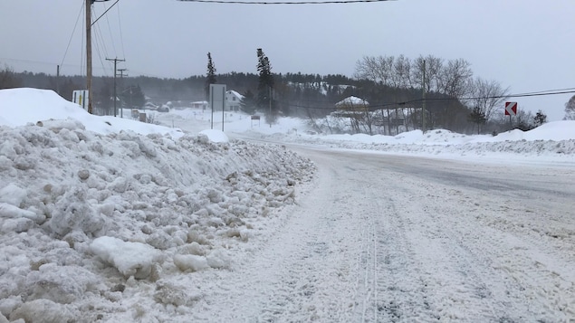 La route 101 au Témiscamingue, glacée et enneigée. 