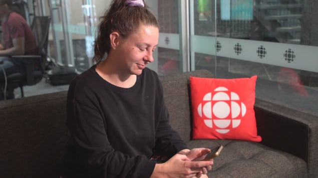 Roxanne Bois tentant de joindre l'ARC par téléphone dans les studios de Radio-Canada.
