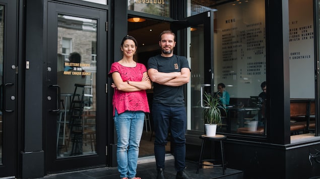 Roxanne Sayegh et Alexandre Domingue posent devant la porte du Cinéma moderne, debout en croisant les bras. Roxanne Sayegh et Alexandre Domingue posent devant la porte du Cinéma moderne, debout en croisant les bras.
