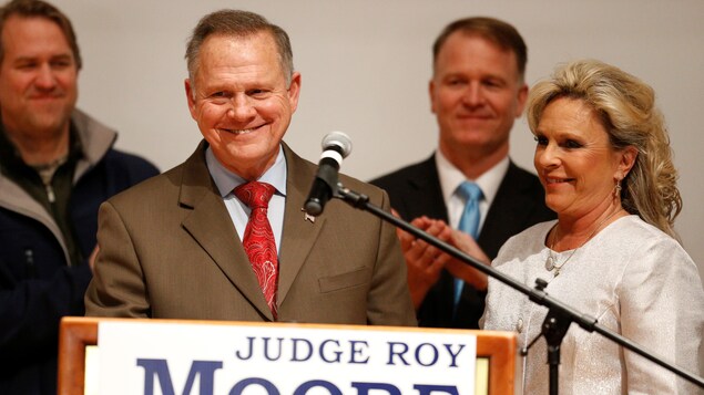 Roy Moore sourit sur la scène. Roy Moore sourit sur la scène.