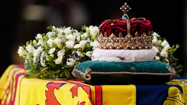 La couronne d'Écosse est posée sur le cercueil de la reine Élisabeth II dans la cathédrale Saint-Gilles d'Édimbourg.