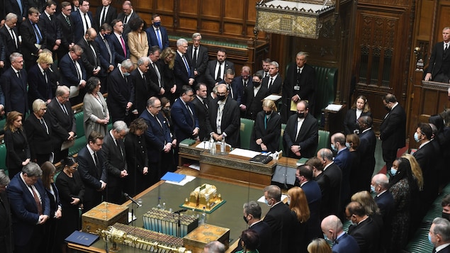 Sous le choc, le Parlement britannique rend hommage au député tué