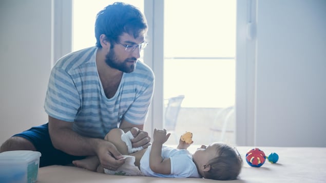 Les pères sont plus nombreux à prendre un congé de paternité depuis l'arrivée du Régime québécois d'assurance parentale.