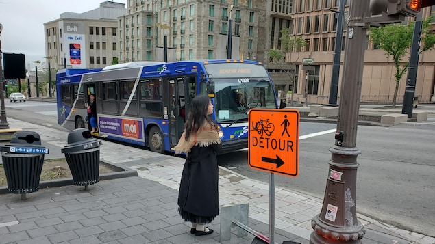 Un autobus à l'arrêt au centre-ville de Québec, le jour en été.